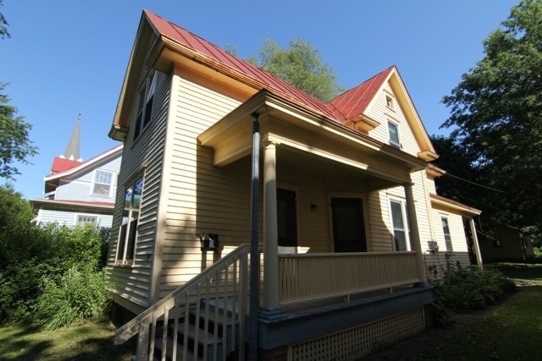 710 E Davenport St in Iowa City, IA - Building Photo