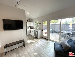 22535 Sylvan St in Los Angeles, CA - Building Photo - Building Photo