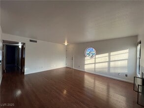 5070 Jeffreys St in Las Vegas, NV - Building Photo - Building Photo