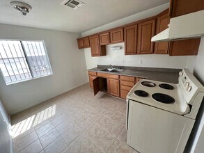 1824 E Bonanza Rd in Las Vegas, NV - Foto de edificio - Building Photo