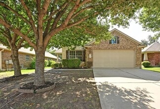 219 Serene Hollow Ln in Buda, TX - Foto de edificio - Building Photo