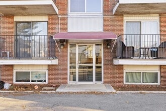 36 Essex St, Unit 5 in Saugus, MA - Foto de edificio - Building Photo