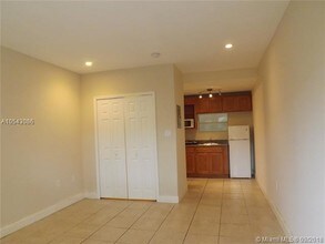 223 NW 12th St-Unit -18 in Miami, FL - Building Photo - Building Photo