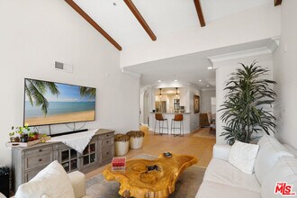10618 Woodbridge St-Unit -304 in Los Angeles, CA - Foto de edificio - Building Photo