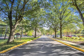 2300 Pimmit Dr, Unit 913 in Falls Church, VA - Building Photo - Building Photo