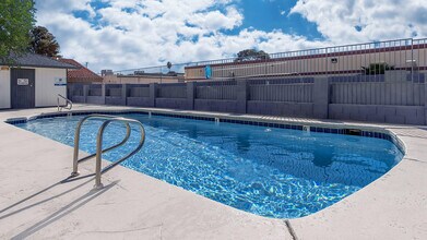 Residence at Sierra Vista in Las Vegas, NV - Foto de edificio - Building Photo