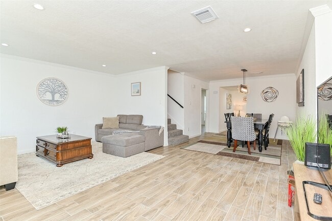 5791 Maple Hill Dr in Houston, TX - Building Photo - Building Photo