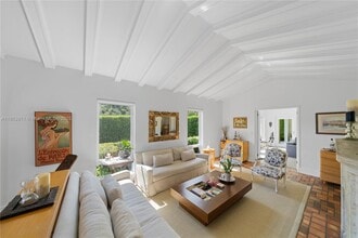 1281 S Venetian Way in Miami Beach, FL - Building Photo - Building Photo