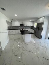 15975 SW 109th St in Miami, FL - Foto de edificio - Building Photo