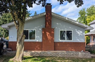 283 E Oak St, Unit Apt 3 in Juneau, WI - Building Photo