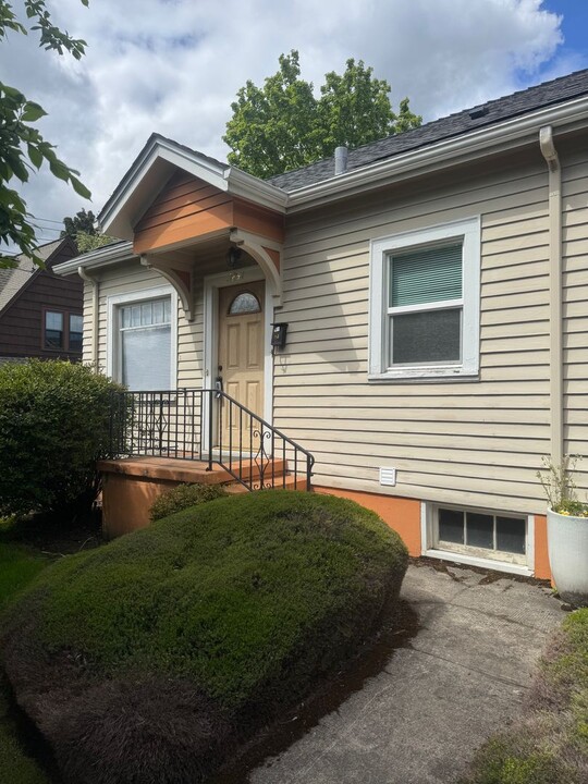 3841-3847-3847 SE Kelly St in Portland, OR - Building Photo