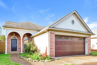 7443 Glennmere Way in Cordova, TN - Building Photo - Building Photo