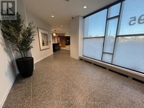 2495 Eglinton Ave W in Mississauga, ON - Building Photo - Building Photo