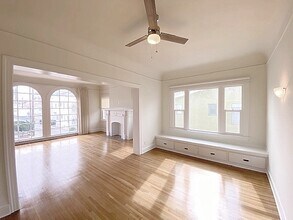 25 Falcon Ave, Unit B in Long Beach, CA - Building Photo - Building Photo