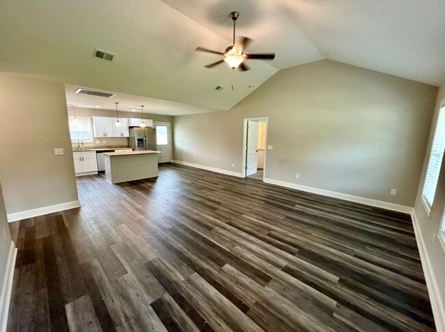 112 Elmwood Ave in Pinewood, SC - Building Photo - Building Photo
