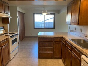 2142 Maplewood Dr S in Salem, OR - Building Photo - Building Photo