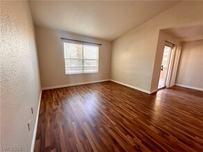 8101 W Flamingo Rd in Las Vegas, NV - Foto de edificio - Building Photo