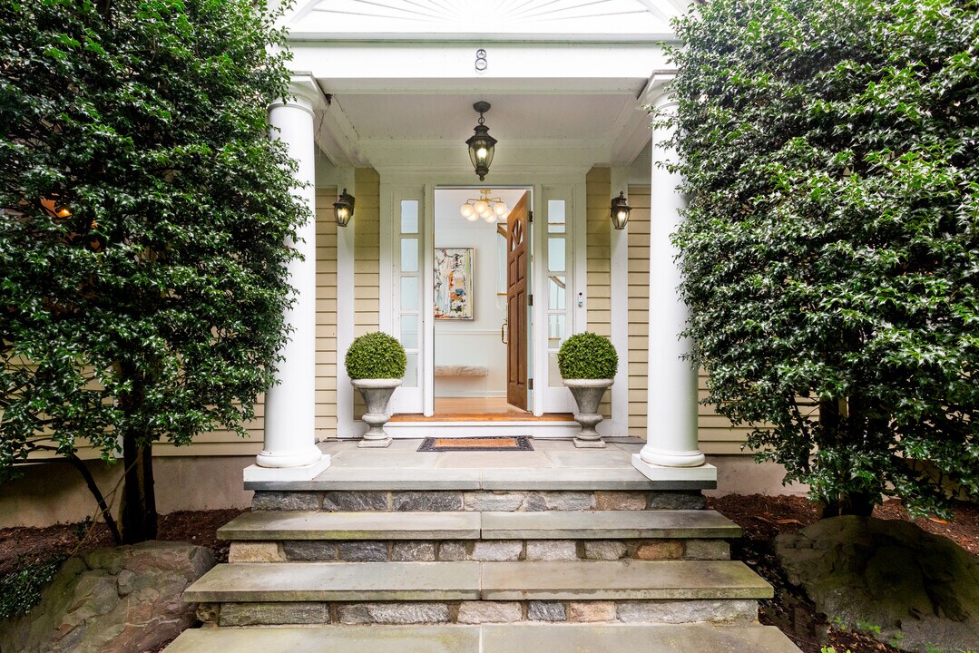 8 Peabody Ln in Westport, CT - Building Photo