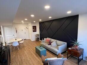 5340 Holmes Run Pkwy in Alexandria, VA - Foto de edificio - Building Photo