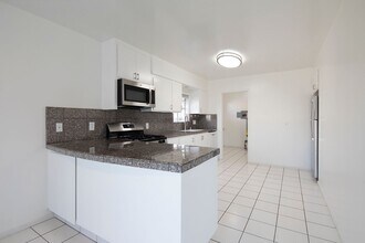 947 Oak Ave in Carlsbad, CA - Building Photo - Building Photo