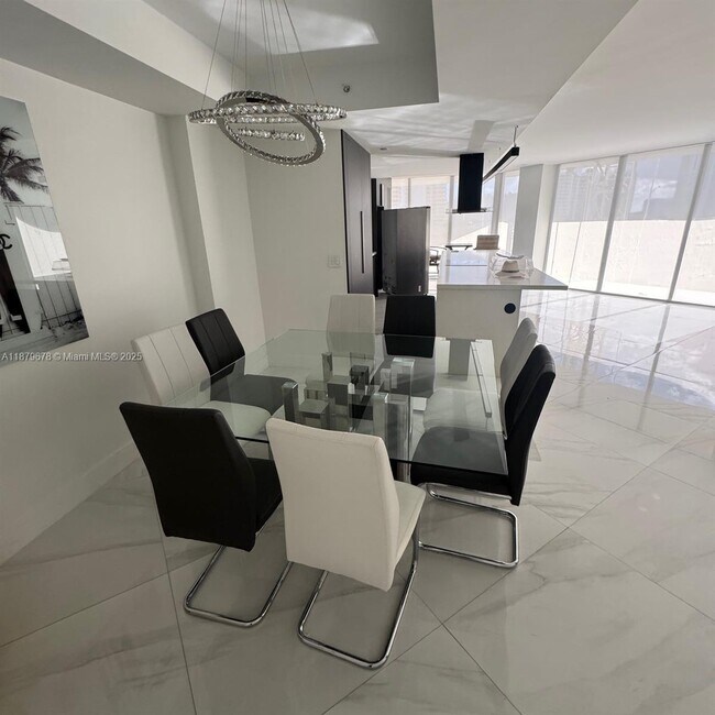 19355 Turnberry Way in Miami, FL - Building Photo - Building Photo