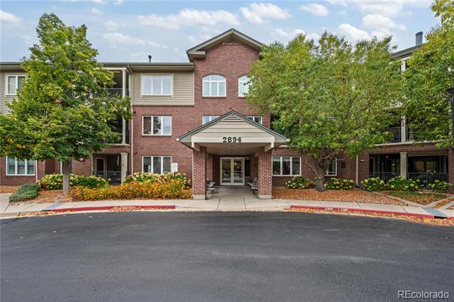 2894 W Riverwalk Cir in Littleton, CO - Foto de edificio