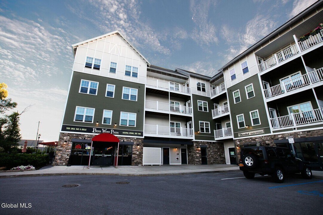 11 Hampstead Pl in Saratoga Springs, NY - Building Photo