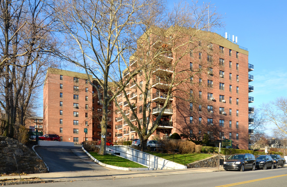 Drake Manor in New Rochelle, NY - Building Photo