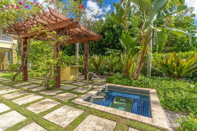 300 3rd Ave S in Naples, FL - Building Photo - Building Photo