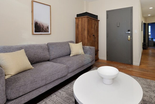 348 W 38th St in New York, NY - Building Photo - Building Photo