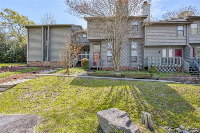 property at 3128 Vlg W Dr