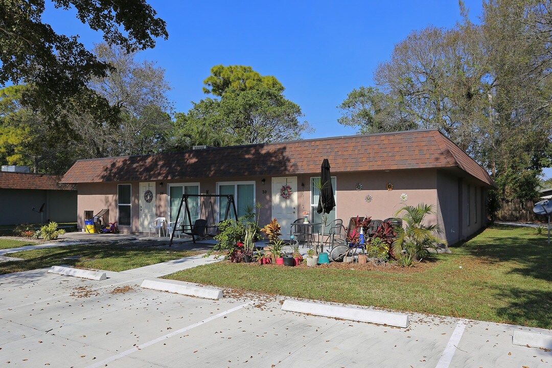 Acacia Place in West Palm Beach, FL - Building Photo