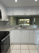 10255 NW 9th St Cir in Doral, FL - Building Photo - Building Photo