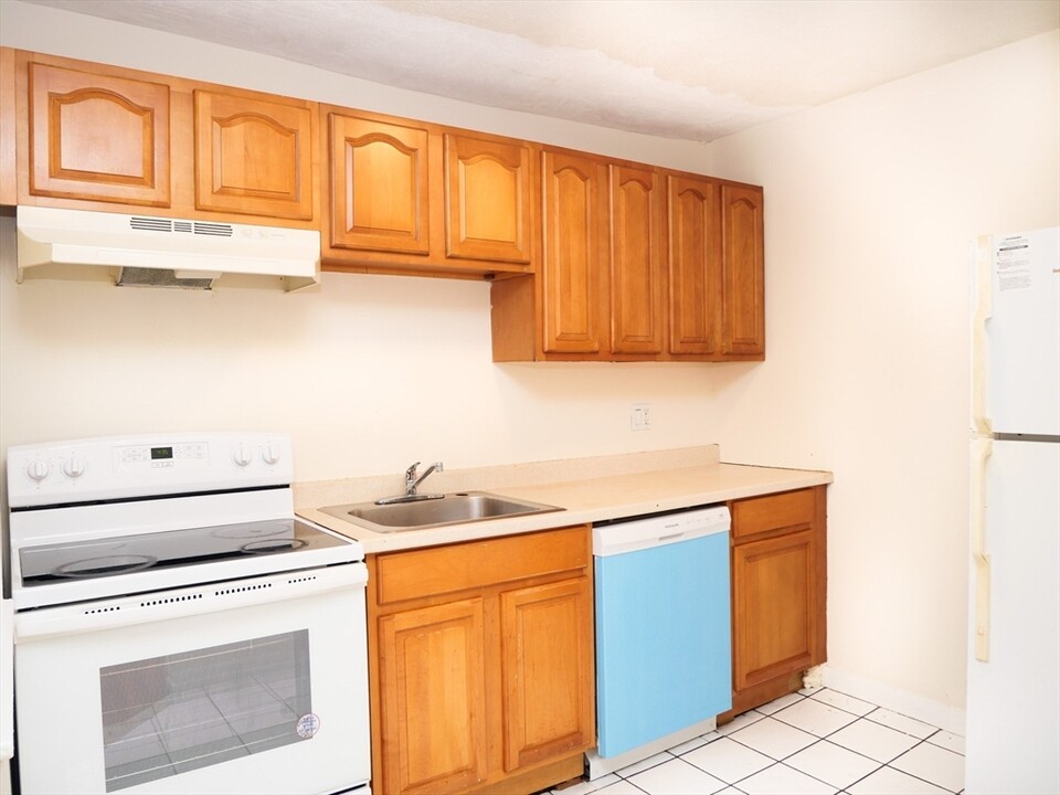 1027 Commonwealth Ave in Boston, MA - Building Photo