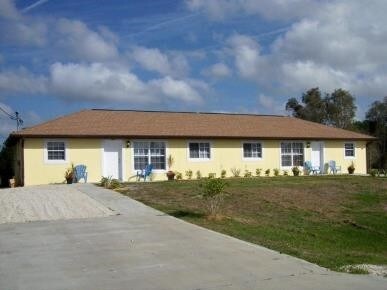 Duplex in Lehigh Acres, FL - Foto de edificio