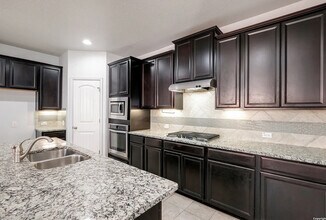1823 Finland Palm in San Antonio, TX - Foto de edificio - Building Photo