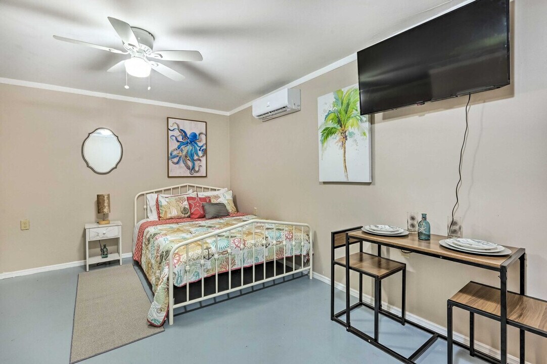 7736 Sue Ellen Dr in Port Richey, FL - Building Photo