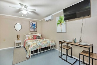 7736 Sue Ellen Dr in Port Richey, FL - Foto de edificio - Building Photo