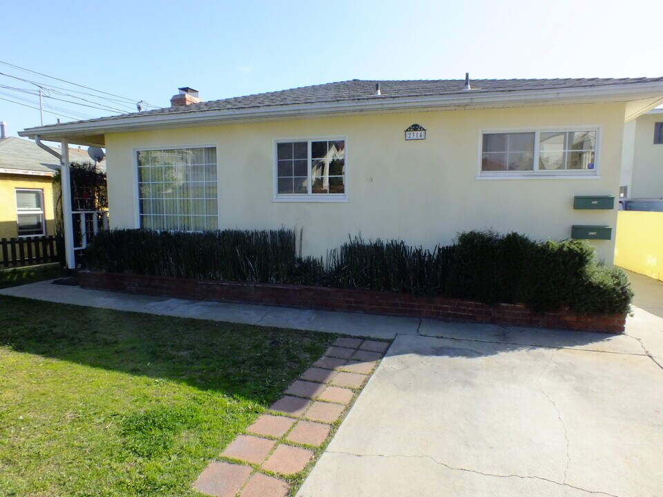 2314 Carnegie Ln in Redondo Beach, CA - Foto de edificio