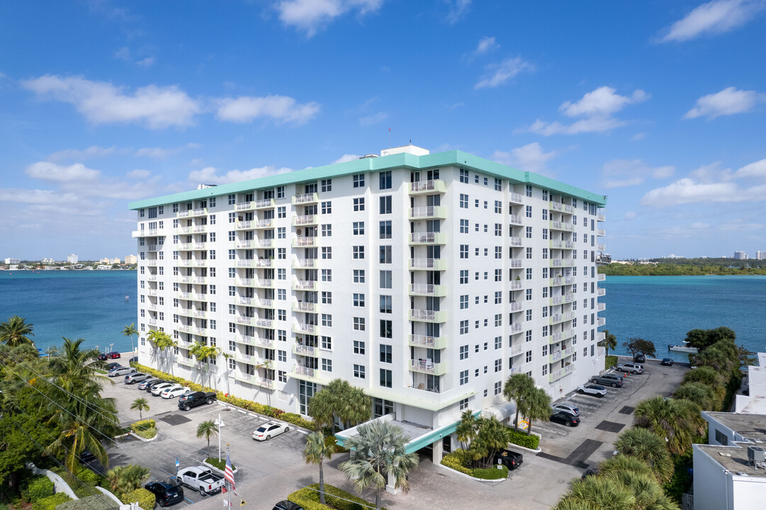 Island Pointe Condominiums in Miami Beach, FL - Building Photo