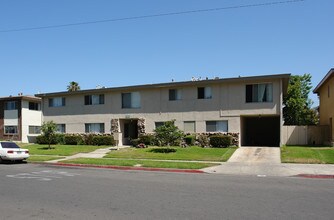 11781 Stuart Dr in Garden Grove, CA - Foto de edificio - Building Photo