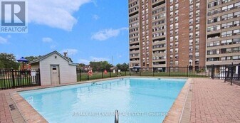 15 Kensington Rd, Unit 1512 in Brampton, ON - Building Photo