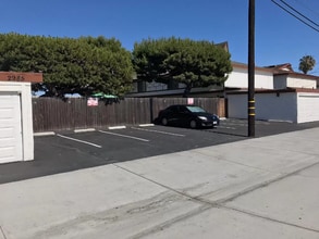 2977 Mendoza Dr in Costa Mesa, CA - Foto de edificio - Building Photo