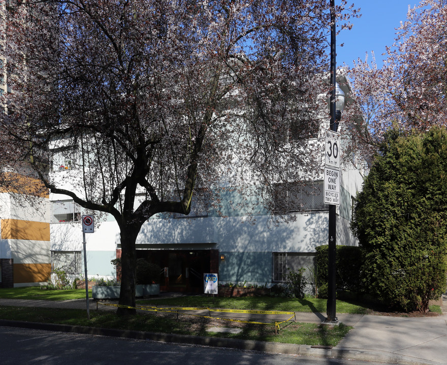 1717 Comox St in Vancouver, BC - Building Photo