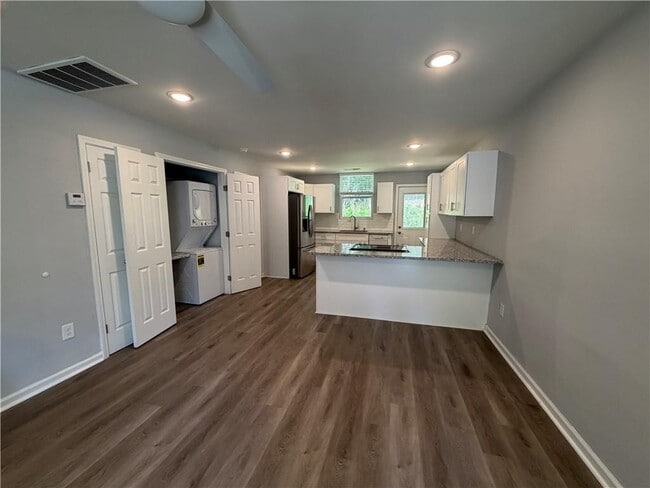 571 Eva Kennedy Rd in Suwanee, GA - Building Photo - Building Photo