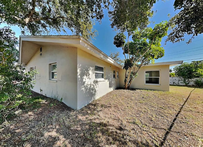 1355 Stratford Dr in Clearwater, FL - Foto de edificio - Building Photo