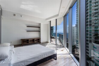 1300 Brickell Bay Dr, Unit 1102 in Miami, FL - Foto de edificio - Building Photo