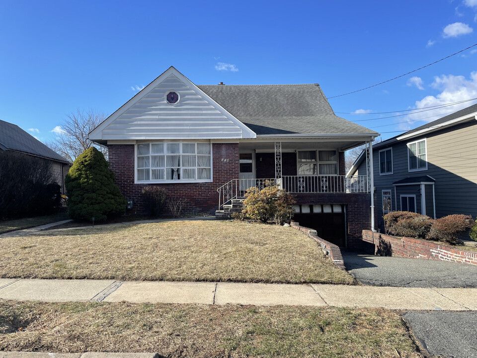 734 Lake Ave, Unit 1 in Lyndhurst, NJ - Building Photo