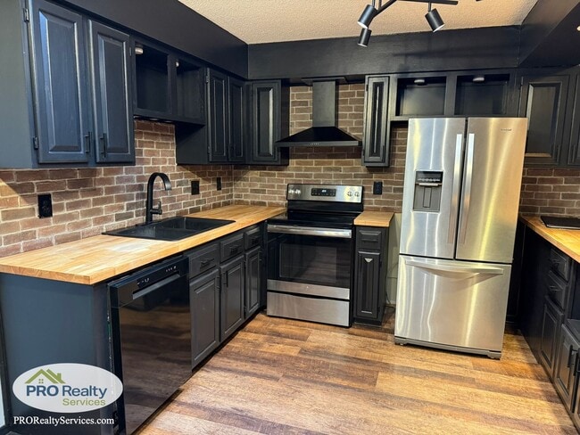 860 Monterey Dr in Shoreview, MN - Building Photo - Building Photo