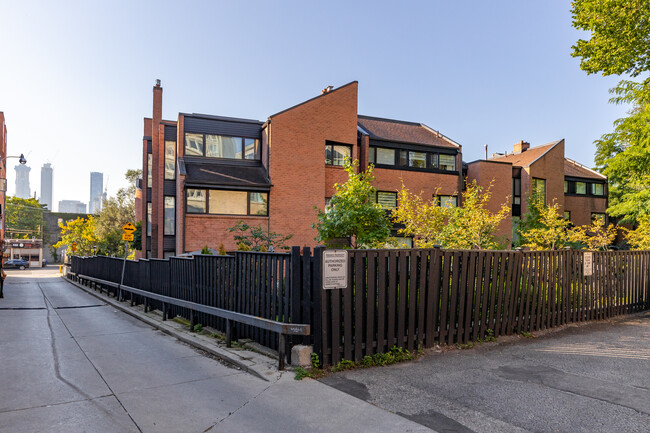 10 Walker Av in Toronto, ON - Building Photo - Primary Photo